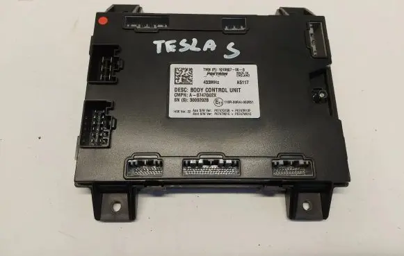 Tesla Model S Comfort/convenience module 1010907-00-g