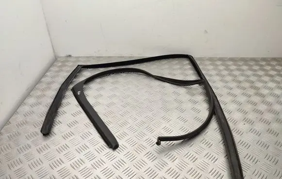 Volvo V70 Rubber seal rear door window/glass 