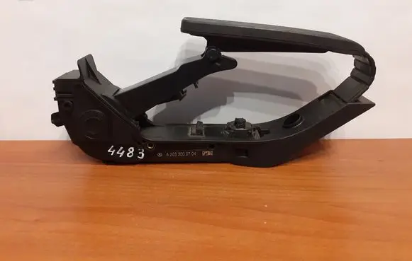 Mercedes-Benz CLK A209 C209 Accelerator throttle pedal A2033000704 4483