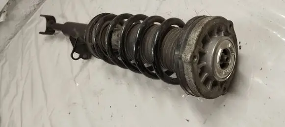 BMW 5 G30 G31 Front shock absorber with coil spring 6866606