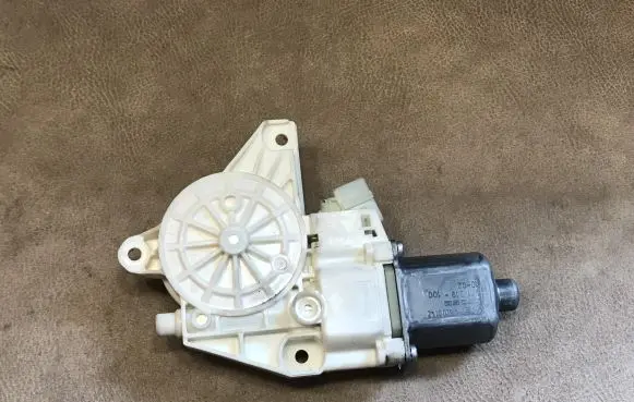 Mercedes-Benz E W212 Front door window regulator motor A2048200142