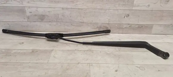 Toyota Avensis T250 Front wiper blade arm 
