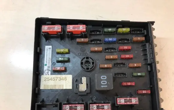 Volkswagen PASSAT B6 Fuse module