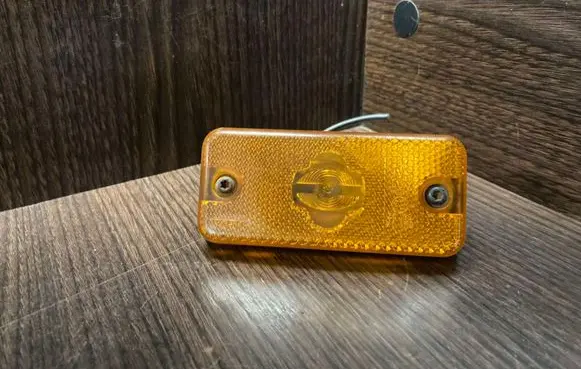 Front fender indicator light