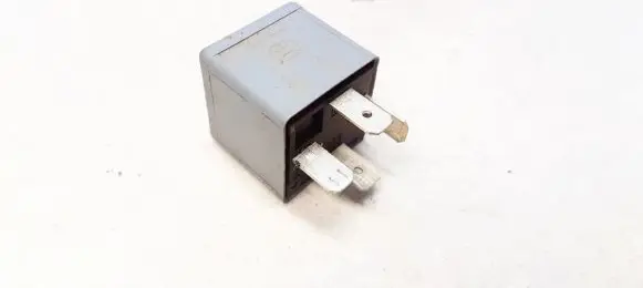 Volkswagen PASSAT B6 Other relay 8D0951253A