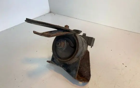 Toyota Corolla E100 Engine mount bracket