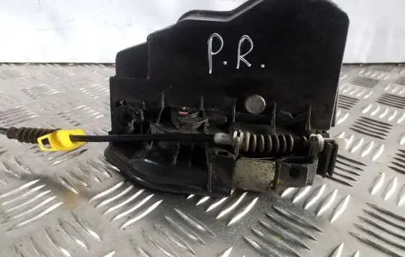 BMW X3 E83 Front door lock 7202144