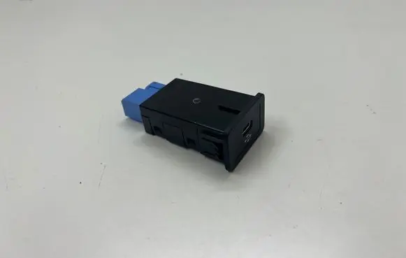 Mercedes-Benz CLA C118 X118 USB socket connector A2478207302