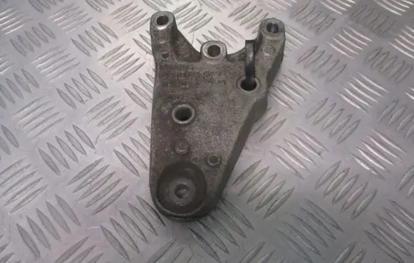 Volkswagen Polo IV 9N3 Engine mounting bracket 6Q0199185M