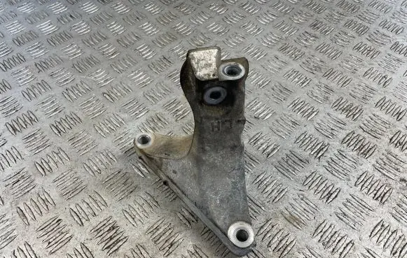 Subaru Outback (BS) Engine mounting bracket