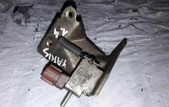 Toyota Yaris Vacuum valve 2586064140 1846003600