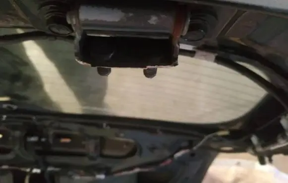 Tailgate/trunk/boot hinge
