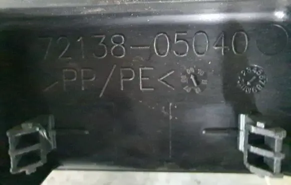 Toyota Avensis T270 Front driver seat rail trim 7213805040