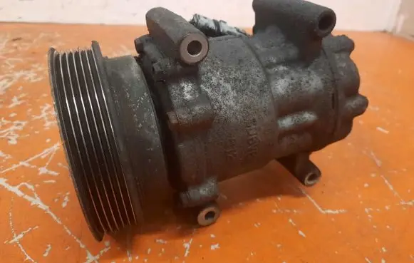 Renault Clio III Air conditioning (A/C) compressor (pump) 8200365787