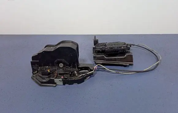 BMW 5 F10 F11 Front door lock 7149436