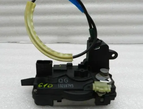 Opel Zafira B Front door lock 13210749