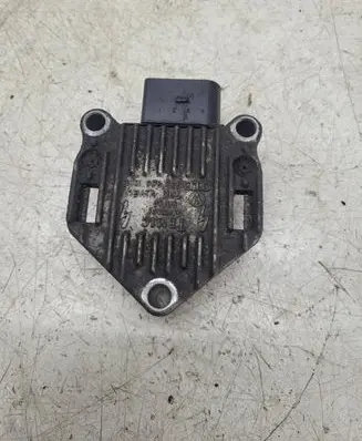 Audi A3 S3 8P Ignition amplifier control unit 032905106B
