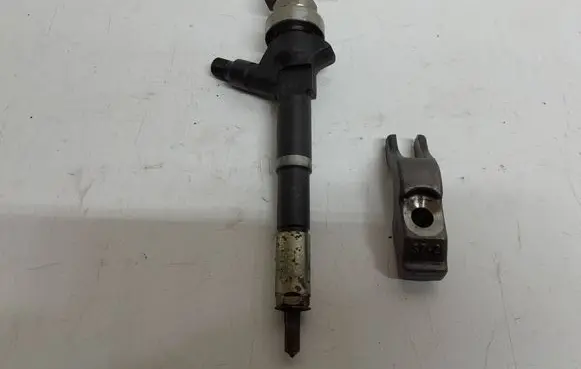 Opel Astra J Fuel injector 55567729