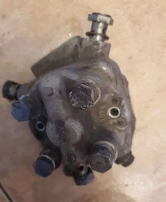 Volkswagen Corrado Fuel distributor 0438101039