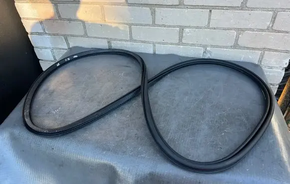 Volvo S90, V90 Front door rubber seal 31371589