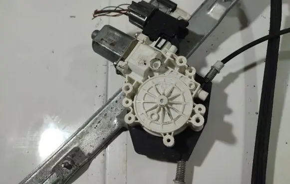 Mitsubishi Colt Front door window regulator motor 