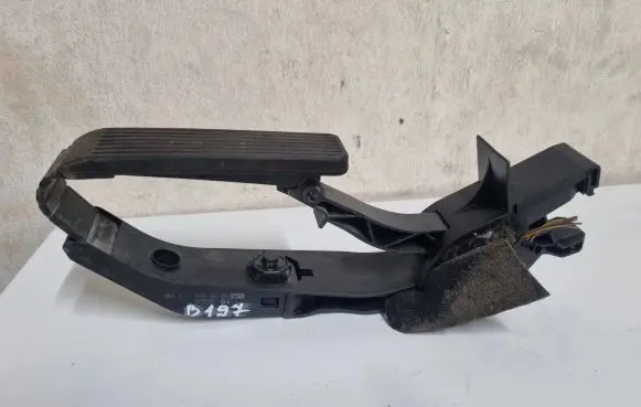 Mercedes-Benz E W211 Accelerator throttle pedal A2113000404