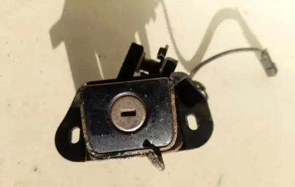 Opel Vectra B Tailgate exterior lock 