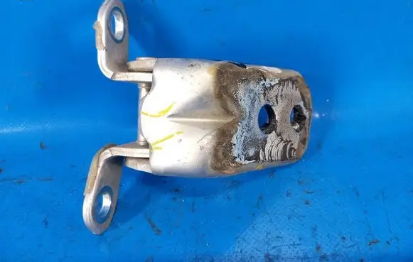 Nissan Sentra B17 Front door lower hinge 824204P00A