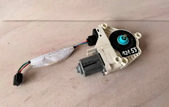 Skoda Yeti (5L) Front door window regulator motor 8K0959811