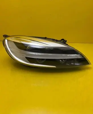 Volvo V40 Headlight/headlamp 31677023