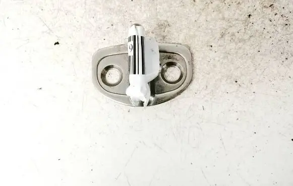 Skoda Octavia Mk2 (1Z) Front door lock loop/hook striker 