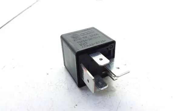 Volkswagen PASSAT B6 Hazard warning light relay 3D0951253A