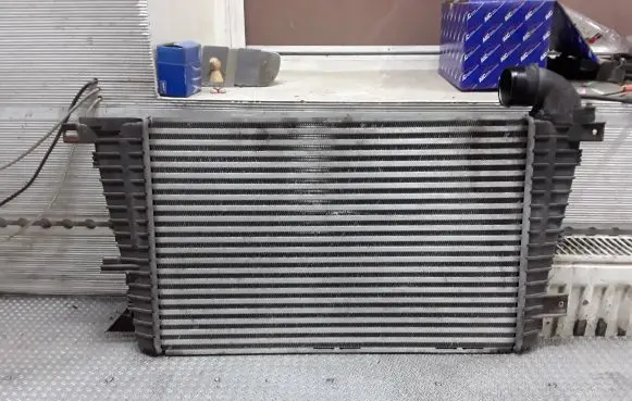 Opel Zafira B Intercooler radiator 13223395