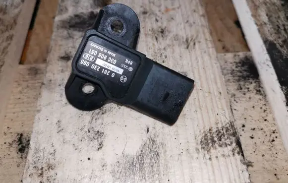 Volkswagen Golf V Air pressure sensor 0261230095 03C906051