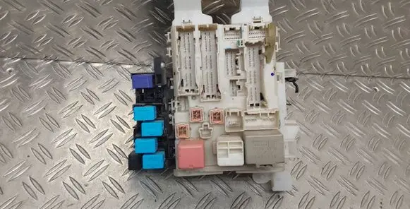 Toyota RAV 4 (XA30) Fuse module 8273042011