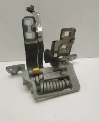 BMW 5 E60 E61 Tailgate/trunk/boot hinge 7061384