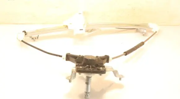 Toyota Yaris XP210 Rear window lifting mechanism without motor