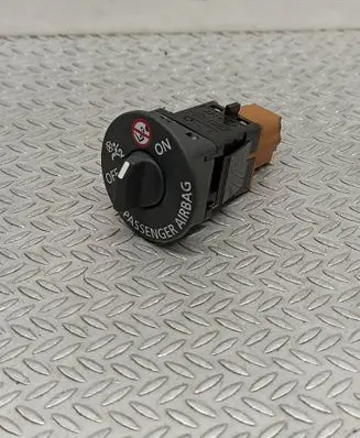 Renault Captur Passenger airbag on/off switch 681996173R T24112