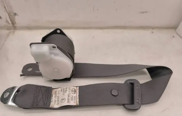 Toyota Auris E180 Rear seatbelt 7336002550