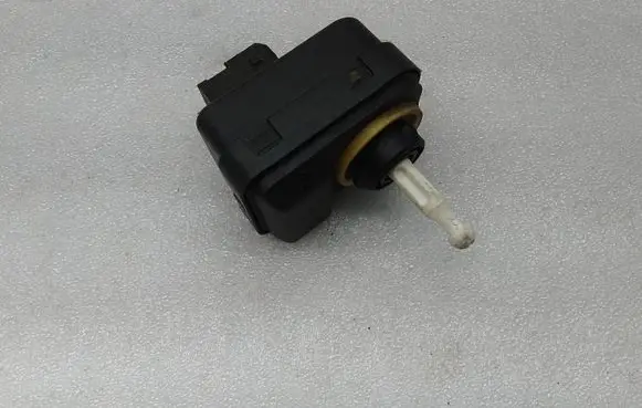 Volvo V70 Headlight level adjustment motor 89033263