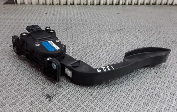 Renault Twingo II Accelerator throttle pedal 8200426238E