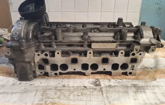 Mercedes-Benz R AMG W251 Engine head R6420163601 A6420107420