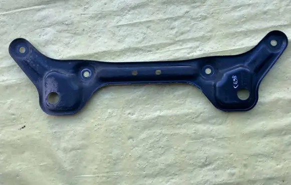 Mercedes-Benz C AMG W204 Steering rack mounting bracket A2046280011