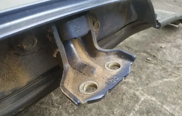KIA Sorento Rear door lower hinge