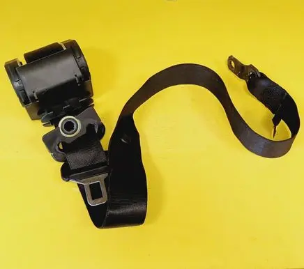 BMW 3 E46 Front seatbelt 8207956