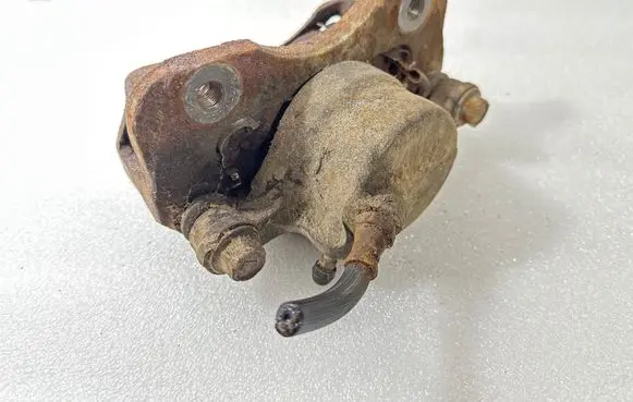 Mitsubishi Eclipse (D21A/D22A/D27A) Front brake caliper 1Y25101