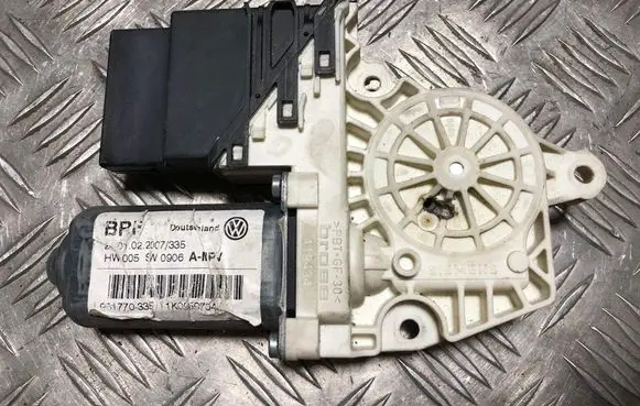 Volkswagen PASSAT B6 Rear door window regulator motor 1K0959704J 031770335