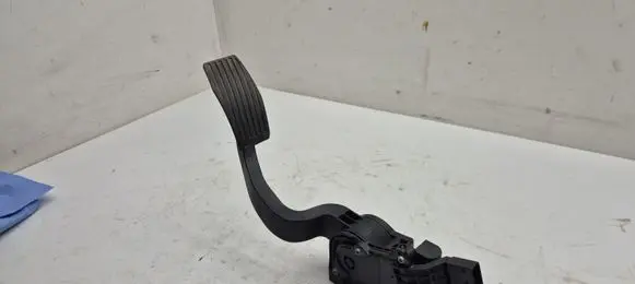 Opel Combo D Accelerator throttle pedal 51831864
