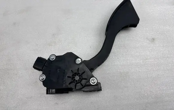 Toyota Prius+ (ZVW40) Accelerator throttle pedal 7811047100