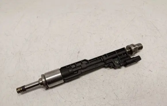 BMW X3 F25 Fuel injector 13647639994